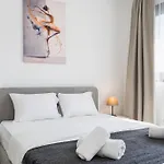 Jas Living - Chic Apts & Balconies In Apartament