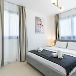 Jas Living - Chic Apts & Balconies In Apartament