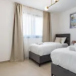 Jas Living - Chic Apts & Balconies In Apartament *