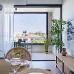 Jas Living - Chic Apts & Balconies In アパート *