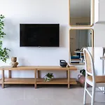Jas Living - Chic Apts & Balconies In Apartament *