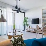 Jas Living - Chic Apts & Balconies In Apartament