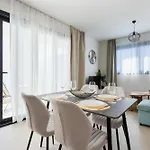 Jas Living - Chic Apts & Balconies In Apartament