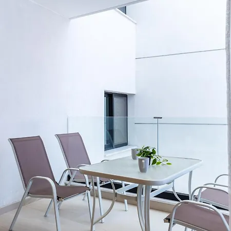Jas Living - Chic Apts & Balconies In Апартаменты *