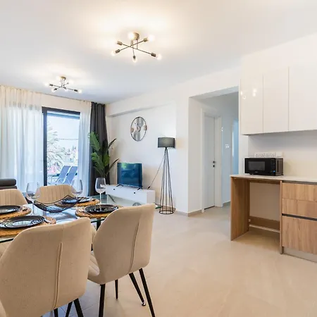 Jas Living - Chic Apts & Balconies In Ларнака