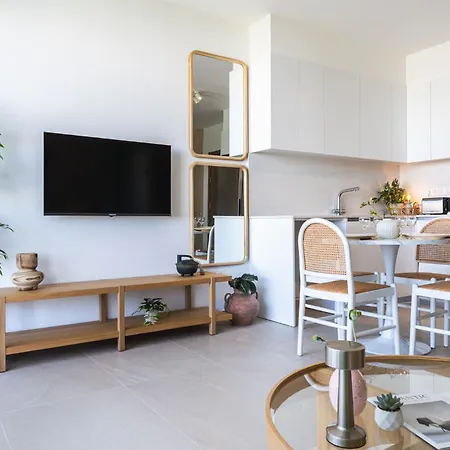 Jas Living - Chic Apts & Balconies In Апартаменты *