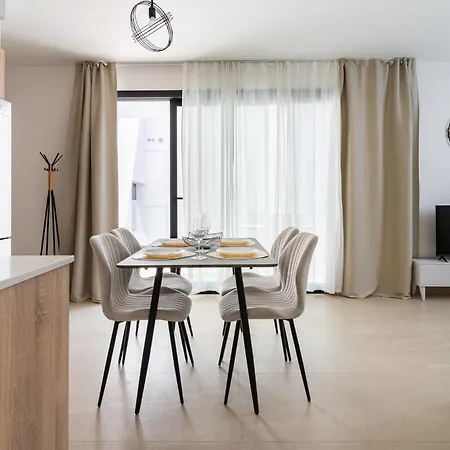 Jas Living - Chic Apts & Balconies In * Ларнака