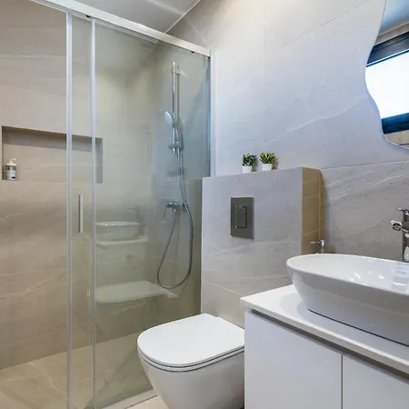 Jas Living - Chic Apts & Balconies In Appartamento Larnaca