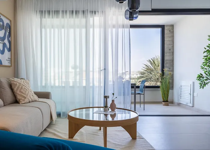 Jas Living - Chic Apts & Balconies In Appartement Larnaca