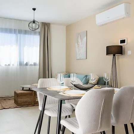 Jas Living - Chic Apts & Balconies In Λάρνακα